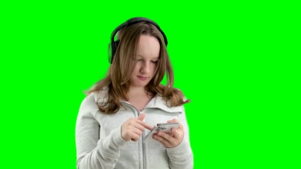 Suche Telefon Nach Passender Musik Playlist Teenager Mädchen Mit Kopfhörer — Stockvideo