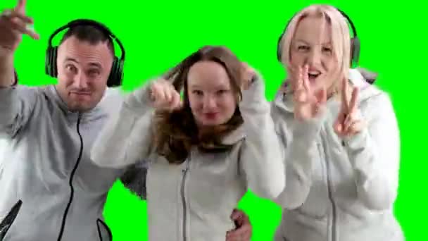 Veselá Rodina Sluchátkách Tanec Ukazující Palce Nahoru Pozadí Bílých Teplákových — Stock video