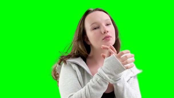 Abrazarse Chica Joven Posando Delante Cámara Adolescente Preparando Historias Carretes — Vídeos de Stock