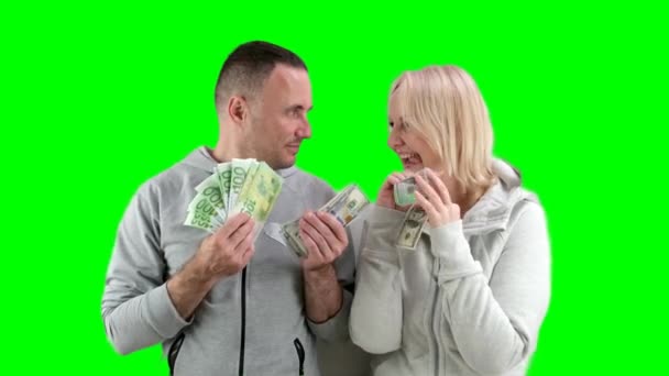 아내가 달러와 유로를 구입하기 남편에게 남편은 그것의 일부를 가지고 그녀의 — 비디오