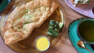 Fast food cheburek ve cheeseburger için üç patates kızartması çay fincanı, çeşitli soslar ve güzel yeşil yemekler. Zengin için pahalı
