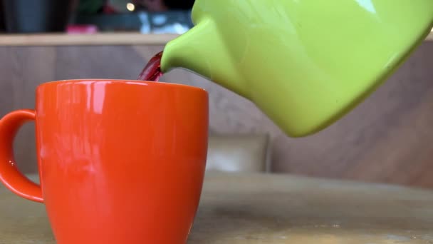Naranja Taza Verde Lima Tetera Verter Bebida Roja Hibisco Fruta — Vídeos de Stock