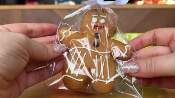 Lebkuchen Mann Geschenk Für Weihnachten Leckere Plätzchen Aus Der Verpackung — Stockvideo