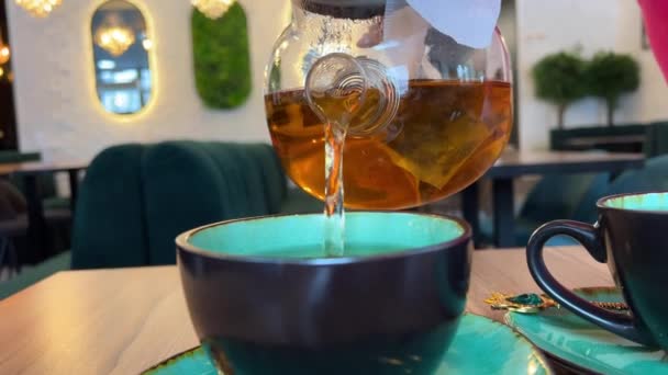 Медленный Снимок Женской Руки Наливающей Свежий Чай Высококачественные Кадры — стоковое видео