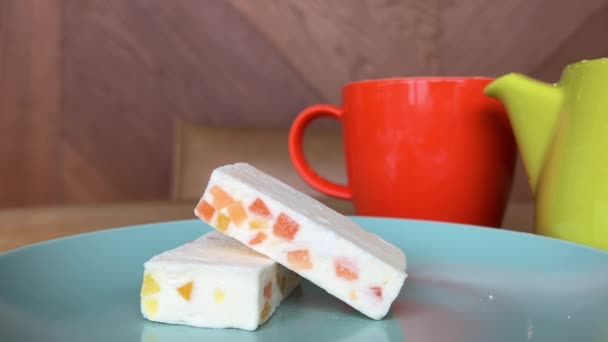 Mehrfarbige Gerichte Orange Tasse Grüne Teekanne Blauer Teller Marshmallows Süßigkeiten — Stockvideo