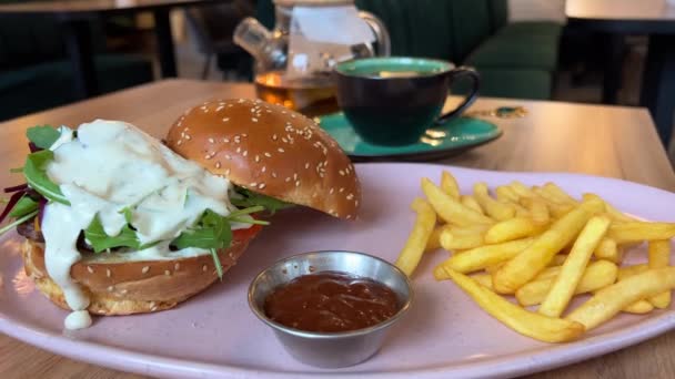 아루구라 토마토와 맛있는 햄버거와 레스토랑 프렌치 프라이에서 캐나다 점심을 패스트 — 비디오