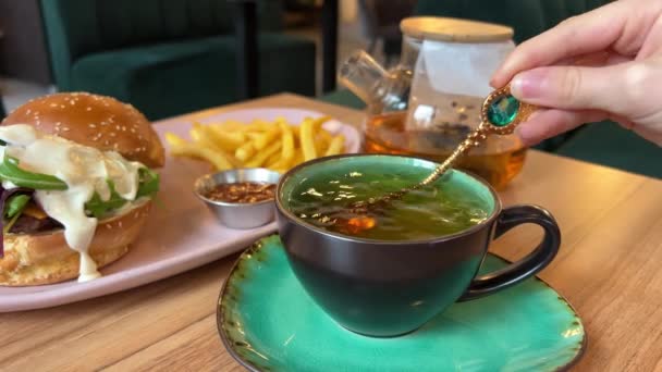 Декоративная Посуда Золотая Чайная Ложка Изумрудным Чаем Размешать Заднем Плане — стоковое видео