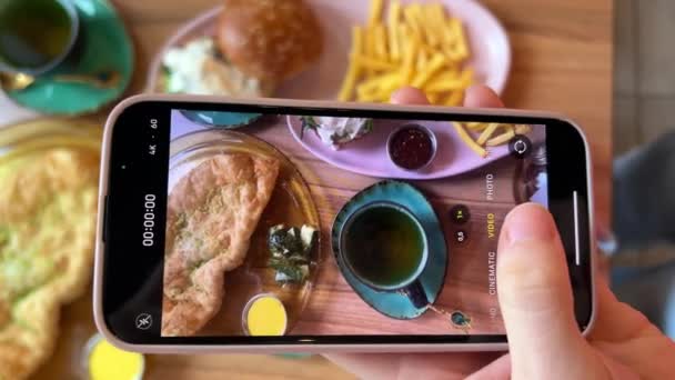 Ręce Telefonem Filmuję Obiad Lunch Przekąskę Cheburek Hamburgera Fast Food — Wideo stockowe