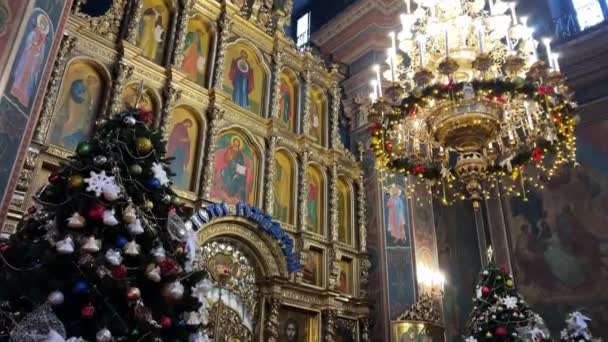 Православна Церква Всередині Різдвяної Ялинки Прикрашає Ялинку Свічками Красивих Ікон — стокове відео