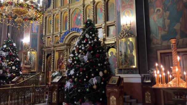 Cerkiew Wewnątrz Dekoracje Wigilijne Choinka Świece Piękne Ikony Narodziny Jezusa — Wideo stockowe