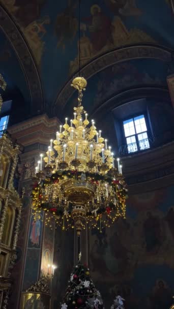 Ortodoxa Kyrkan Inuti Julafton Dekorationer Julgran Ljus Vackra Ikoner Födelse — Stockvideo