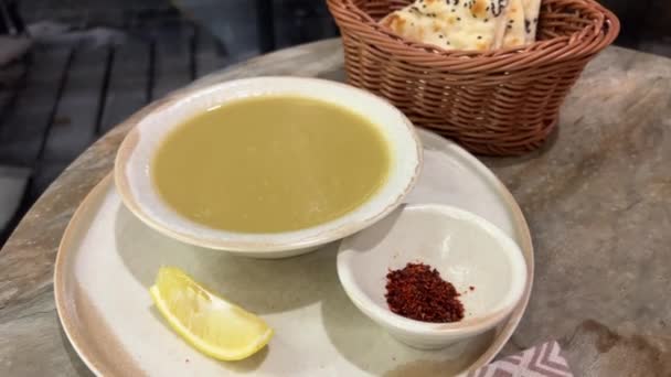Soupe Aux Lentilles Sur Une Assiette Champignon Pois Légume Végétarien — Video