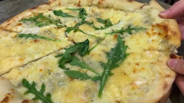 Pizza Met Kaas Arugula Een Hand Trekt Een Heerlijk Vers — Stockvideo