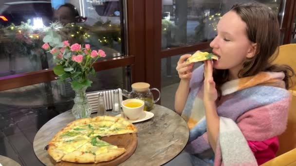 配上奶酪和牛油果的比萨 一只手拽着一块鲜嫩可口的烤肉 新鲜的披萨 带着超大伸展奶酪的披萨片 高质量的4K镜头 — 图库视频影像