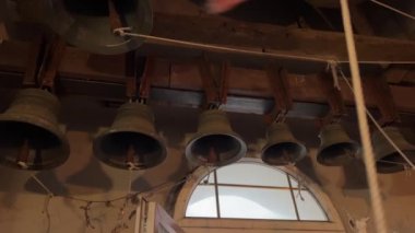 Zilleri çal. Kilise çanları çalıyor. Çan kulesi içeride. Kilise çanları çalıyor. Çan sesi. Ding-dong. Çan alttaki görüntü. Çalıyor. Yüksek kalite 
