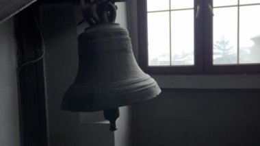 Antika çan kilisesi çanı, aşağıdan çekilen fotoğraf. Bell bir yandan bir yana hareket ediyor. Yüksek kalite 4k görüntü
