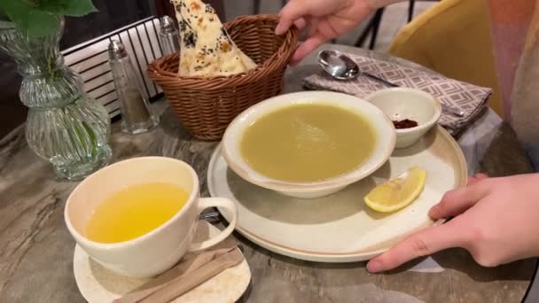 Comer Sano Cocinar Sopa Crema Champiñones Tazón Comer Una Cena — Vídeos de Stock