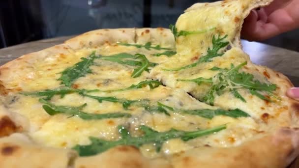 Pizza Nie Jest Drewnianą Deską Czarne Tło Zbliżenie Włoska Kuchnia — Wideo stockowe