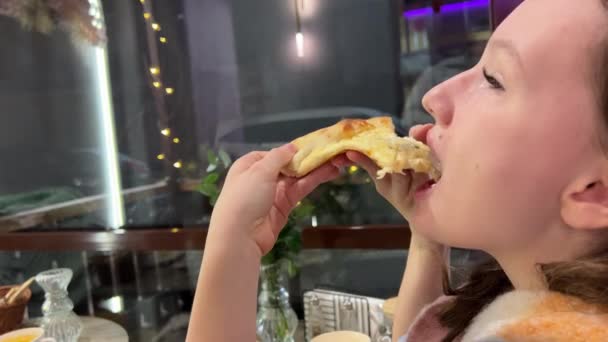 Kobieta Kawałek Pizzy Widok Boku Zbliżenie Ust Dziewczyna Pizzerii Świeżą — Wideo stockowe