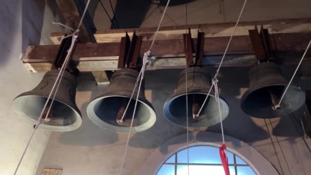 Beiaard Het Klokkenmuseum Collegiale Kerk Hangt Bronzen Klokken Met Touwen — Stockvideo