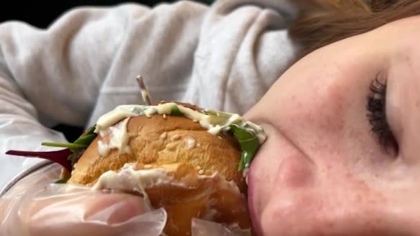 Νεαρή Πεινασμένη Γυναίκα Δαγκώνει Μεγάλο Χάμπουργκερ Τρώγοντας Μπέργκερ Φαστφουντάδικο Από — Αρχείο Βίντεο