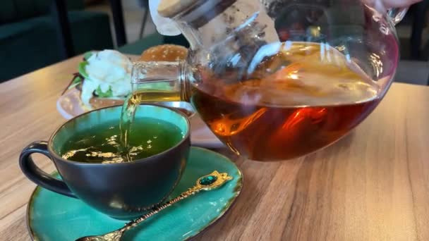 Τσάι Που Χύνεται Παραδοσιακό Κινέζικο Φλιτζάνι Τσάι Στο Τραπέζι Ζεστό — Αρχείο Βίντεο