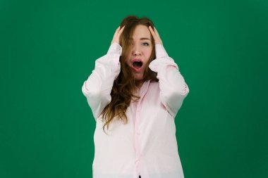 Yeşil arka planda poz veren genç bir kadın. Yüksek kalite fotoğraf