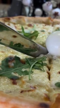 Dört peynirli pizza roka ve peynirli mozzarella peynirle koparılmış yakın plan peynirli, dilimlenmiş pizza İtalyan Lezzetli Peyniri, Domatesli ev yapımı pizza.