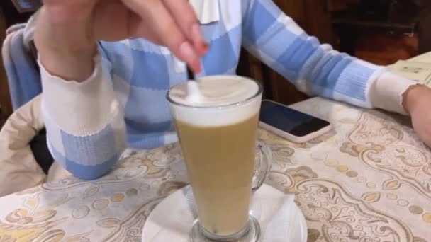 매니큐어 매니큐어 레스토랑에서 카푸치노와 인식할 수없는 사람들은 마시는 뜨거운 머그잔 — 비디오