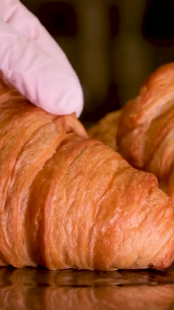 Közelkép Egy Szakács Kesztyűben Készít Egy Croissant Szakácsok Kesztyű Kezét — Stock videók