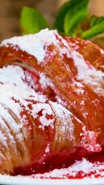 Croissant Simítási Folyamat Után Nyomja Meg Ujját Egy Fehér Lemez — Stock videók