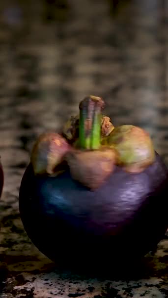 Mangosteen Kamiennym Stole Świeże Owoce Przędzenia Jednym Miejscu Fioletowy Kolor — Wideo stockowe