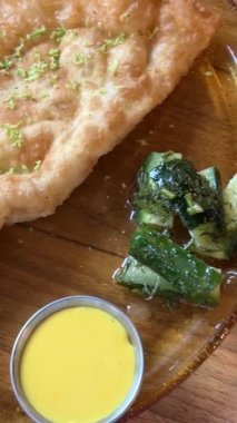 Fast food cheburek ve cheeseburger için üç patates kızartması çay fincanı, çeşitli soslar ve güzel yeşil yemekler. Zengin için pahalı