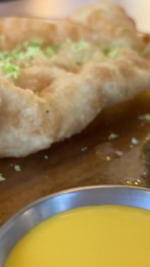 Fast food cheburek ve cheeseburger için üç patates kızartması çay fincanı, çeşitli soslar ve güzel yeşil yemekler. Zengin için pahalı