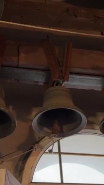 Zilleri çal. Kilise çanları çalıyor. Çan kulesi içeride. Kilise çanları çalıyor. Çan sesi. Ding-dong. Çan alttaki görüntü. Çalıyor. Yüksek kalite 