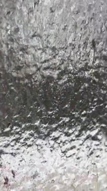 Karla kaplı siyah araba. Kar arabasının altında. Donmuş yağmurla kaplı. Araba kullanmak için aşırı bir kış havası. Yüksek kalite 4k görüntü