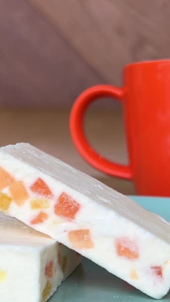 오렌지 주전자 플레이트 마시멜로우 디저트 접시에 오렌지 토핑의 조각과 메링구의 — 비디오