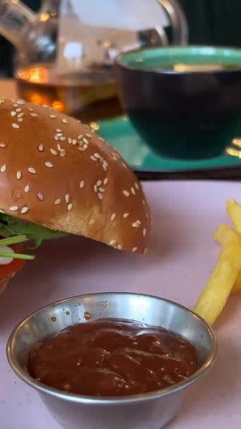 Aperitivo Almuerzo Restaurante Papas Fritas Con Salsa Tomate Deliciosa Hamburguesa — Vídeo de stock