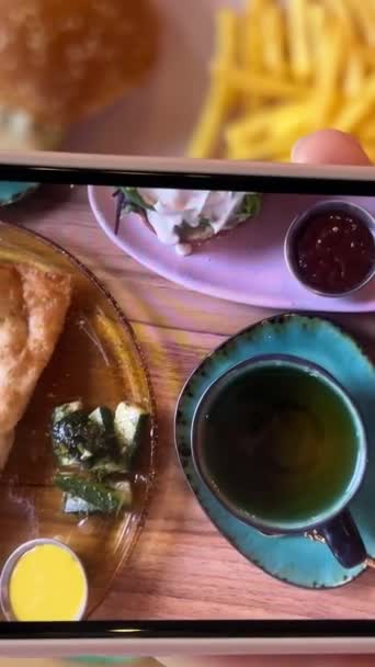 Händer Med Telefon Jag Filmar Min Middag Lunch Mellanmål Förgasare — Stockvideo