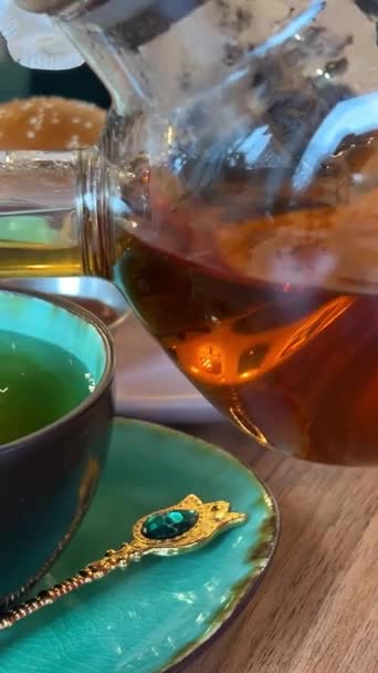 Chá Sendo Derramado Tradicional Xícara Chá Chinês Mesa Bebida Quente — Vídeo de Stock