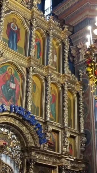 Iglesia Ortodoxa Dentro Las Decoraciones Nochebuena Árbol Navidad Velas Bellos — Vídeos de Stock