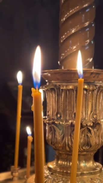 圣诞前夜内的东正教教堂装饰着圣诞树蜡烛 美丽的图标象征着耶稣降生的钟声 庆祝活动 — 图库视频影像