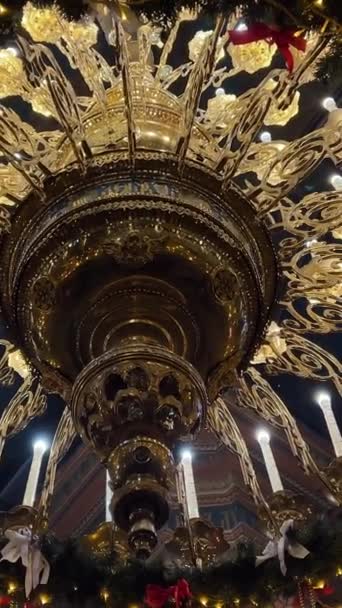 Ortodox Egyház Belül Szenteste Dekorációk Karácsonyfa Gyertyák Gyönyörű Ikonok Születése — Stock videók