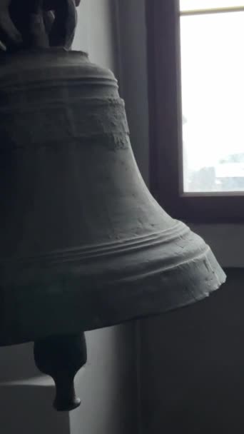 Zabytkowy Dzwon Kościelny Zastrzelony Dołu Dzwon Porusza Się Boku Bok — Wideo stockowe
