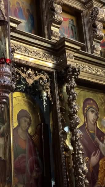 Православная Церковь Внутри Украшения Канун Рождества Елки Свечи Красивые Иконы — стоковое видео