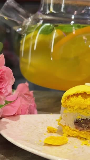 Umístěte Citrusový Čaj Nakrájejte Žluté Citrónové Makróny Stůl Pozadí Nočního — Stock video