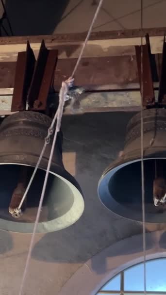 Carillón Museo Campanas Iglesia Colegiata Colgando Campanas Bronce Con Cuerdas — Vídeos de Stock