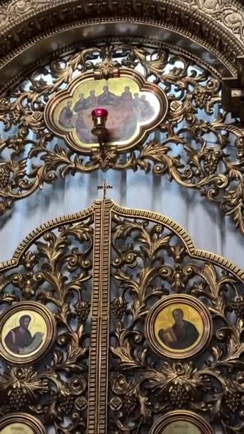 Cerkiew Wewnątrz Dekoracje Wigilijne Choinka Świece Piękne Ikony Narodziny Jezusa — Wideo stockowe