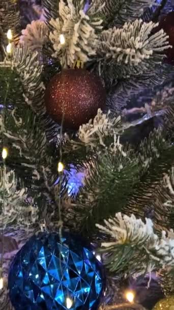 Julgran Med Prydnader Med Flimrande Och Färgskiftande Ljus Olika Färger — Stockvideo
