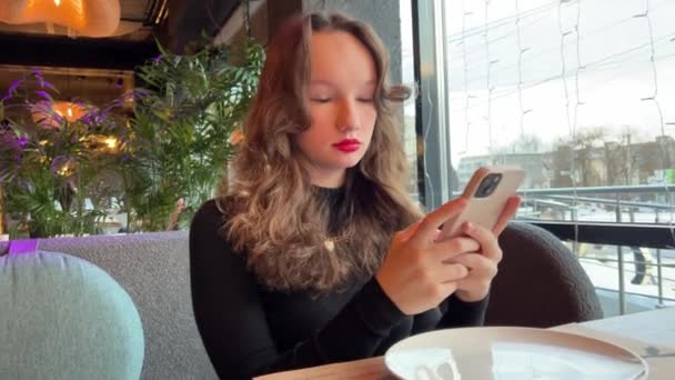 Muchacha Joven Con Teléfono Restaurante Lápiz Labial Rojo Brillante Vestido — Vídeos de Stock